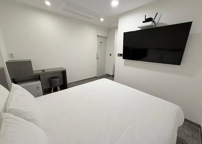 Firststay Hongdae 2*