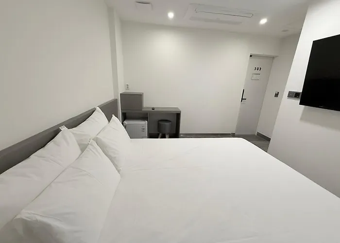 Firststay Hongdae 2*