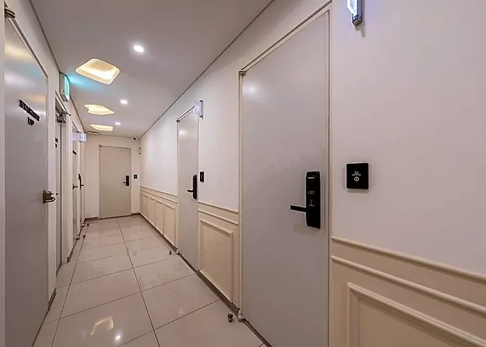 Firststay Hongdae 2*